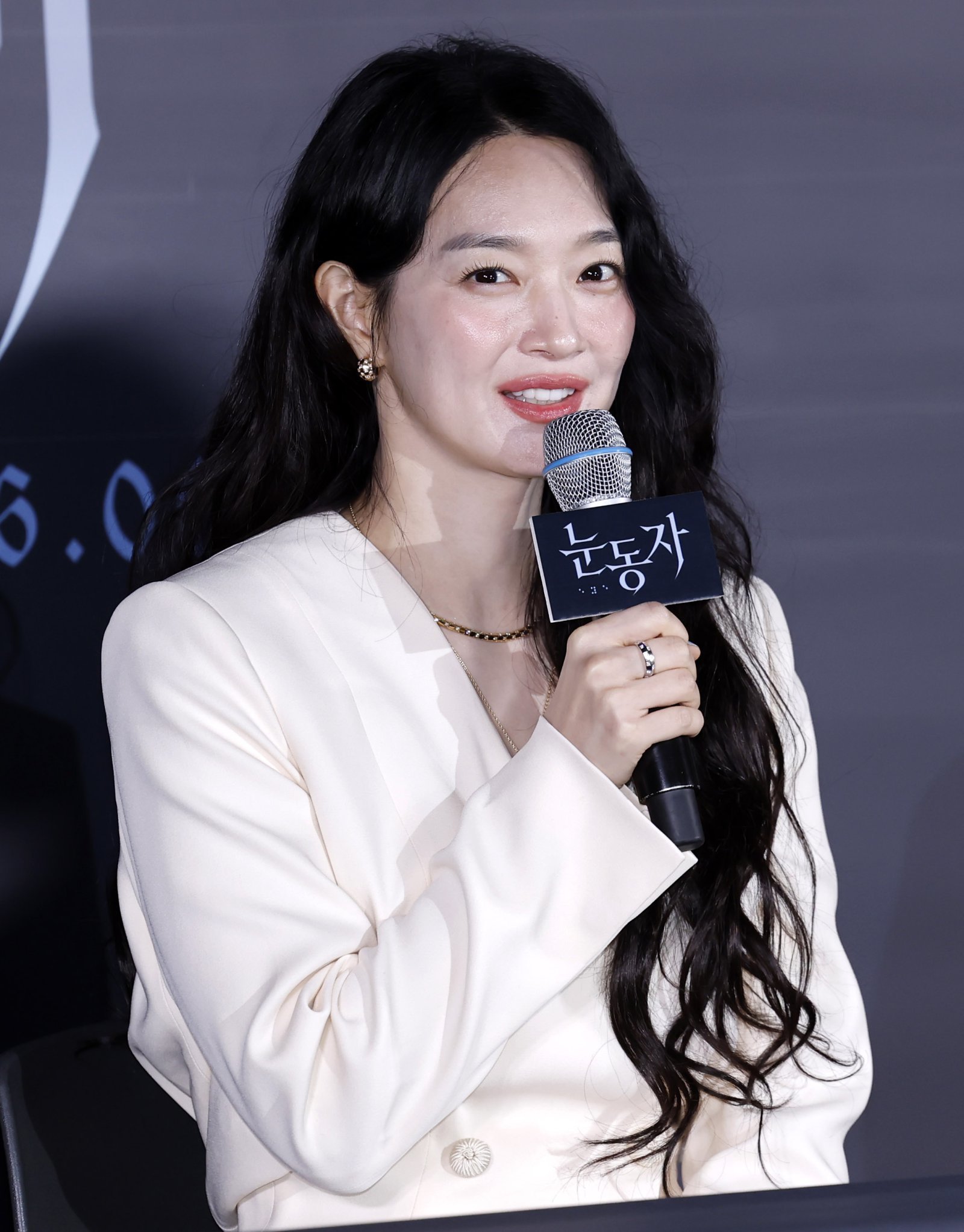 [서울=뉴시스] 김혜진 기자 = 배우 신민아가 15일 서울 용산구 CGV용산아이파크몰에서 열린 영화 ‘눈동자’(감독 염지호) 언론시사회에서 인사말을 하고 있다. 2026.06.15. jini@newsis.com