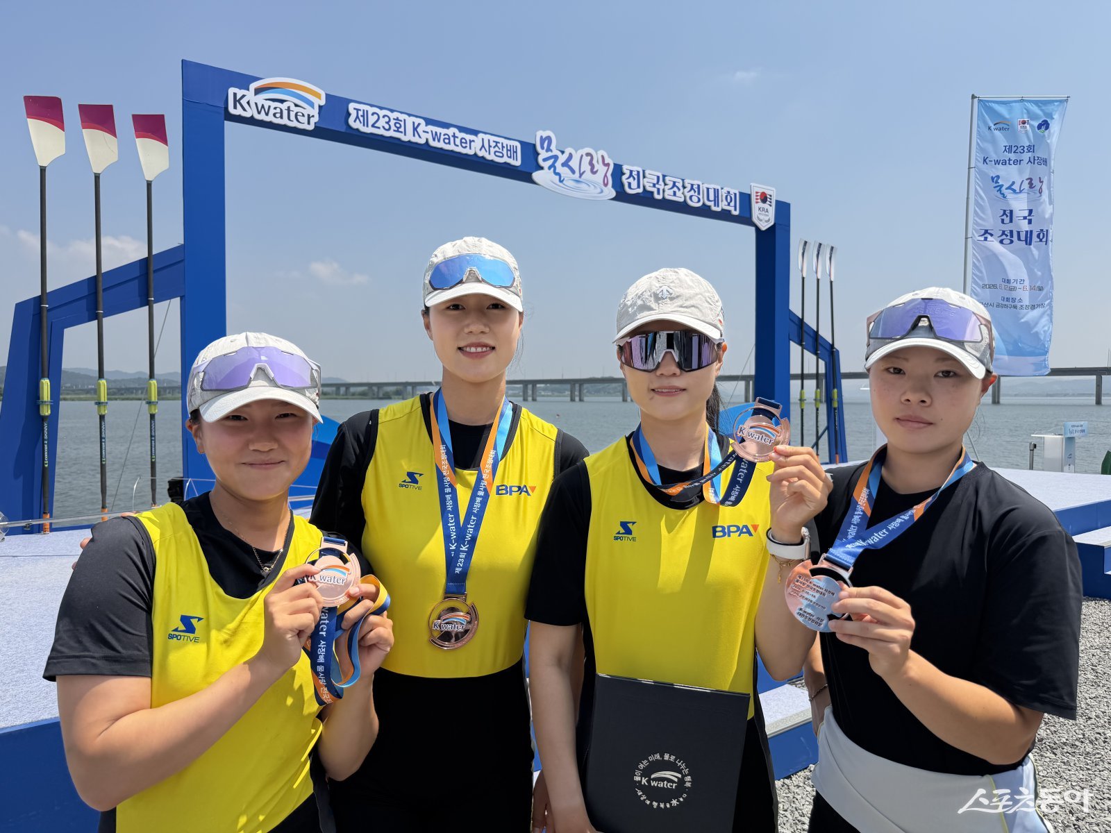 부산항만공사 조정선수단 쿼더러플스컬 (왼쪽부터) 지예진, 조선형, 장민이, 정서연 선수가 기념촬영을 하고 있다. (사진제공=부산항만공사)