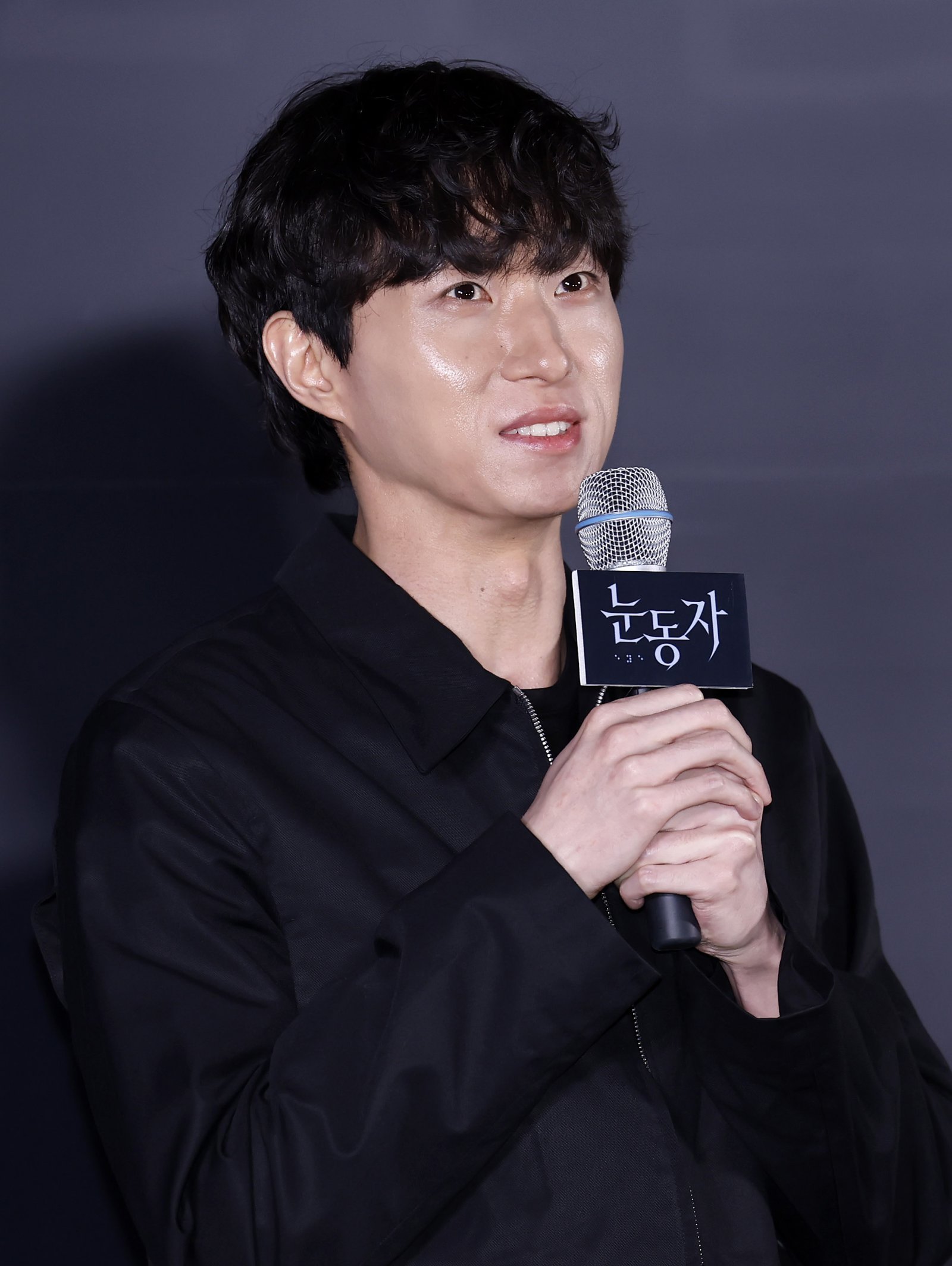 [서울=뉴시스] 김혜진 기자 =  염지호 감독이 15일 서울 용산구 CGV용산아이파크몰에서 열린 영화 ‘눈동자’(감독 염지호) 언론시사회에서 인사말을 하고 있다. 2026.06.15. jini@newsis.com