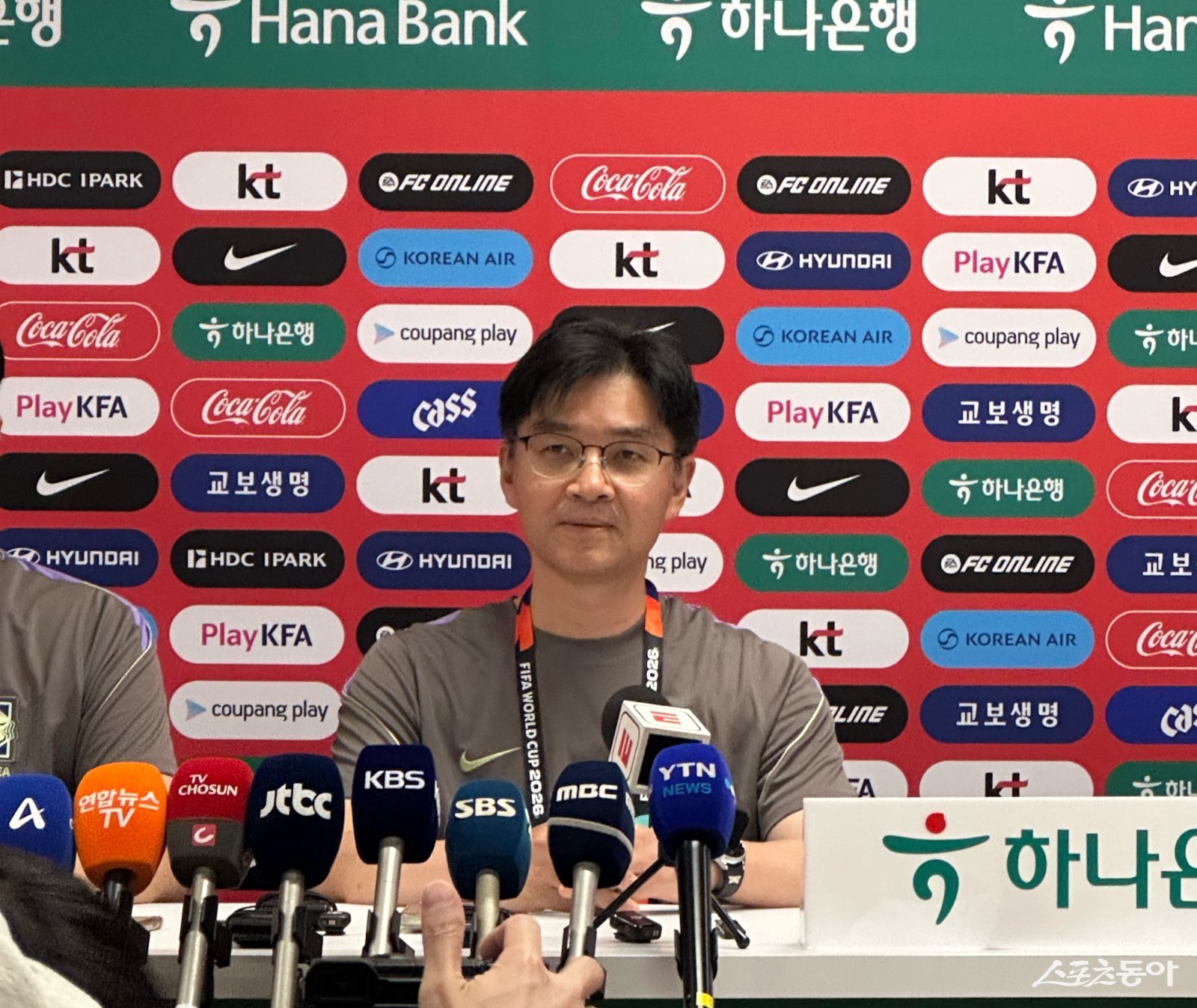 한덕현 중앙대 정신의학과 교수 겸 대표팀 멘탈 코치가 16일(한국시간) 멕시코 할리스코주 사포판의 치바스 베르데 바예에서 업무를 브리핑하고 있다. 사포판|백현기 기자 hkbaek@donga.com