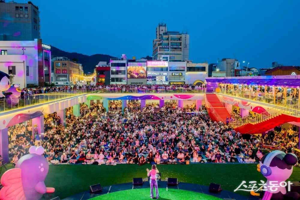 지난 13일 남문터광장에서 열린 ‘2026 원츠 순천’에서 시민과 관광객들이 초대가수 공연을 관람하고 있다. 사진제공=순천시