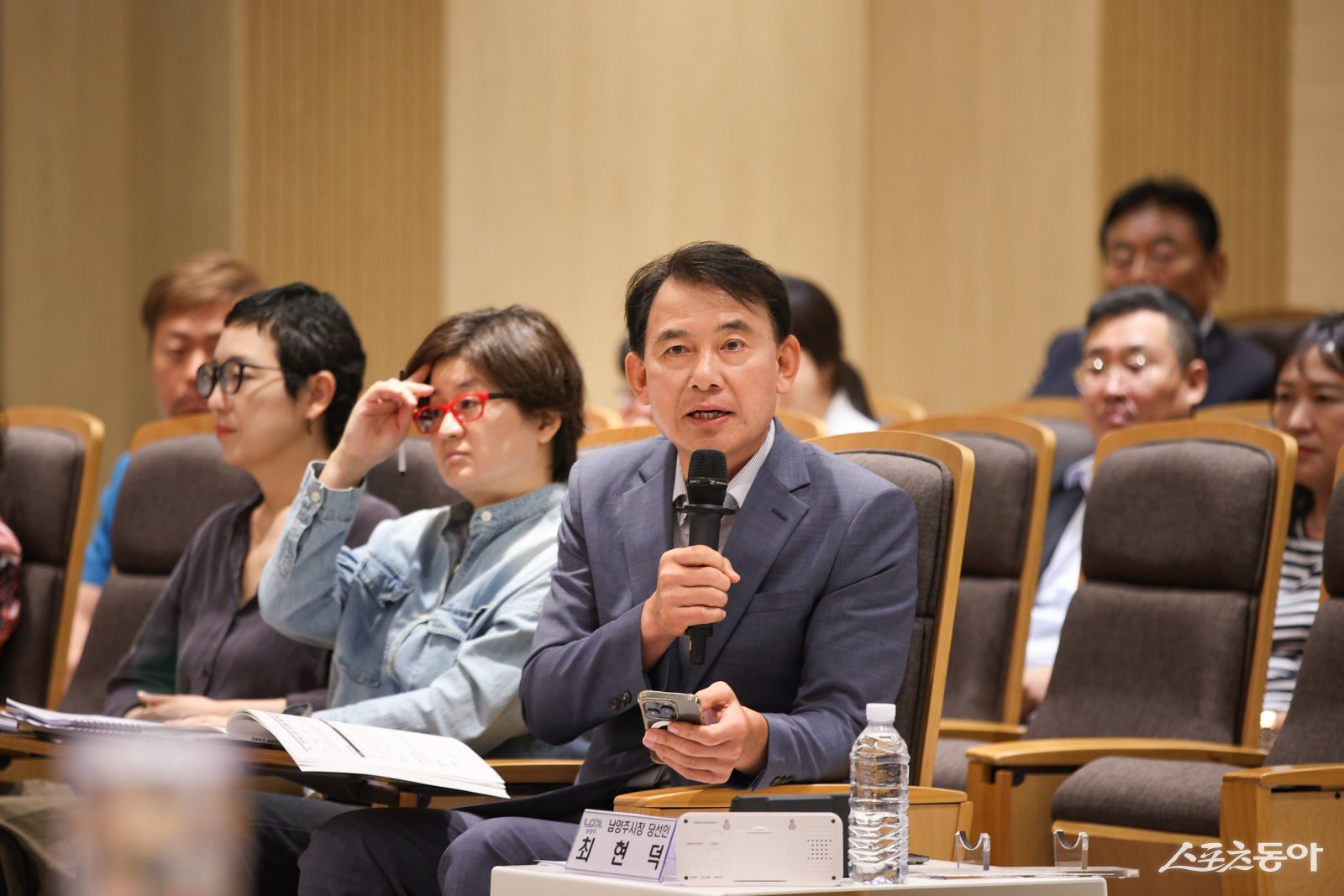 최현덕 당선인(앞줄 오른쪽)이 15일 금곡·양정행정복지센터에서 민선9기 남양주시 인수위, 시정 업무보고회에서 발언하고 있다.