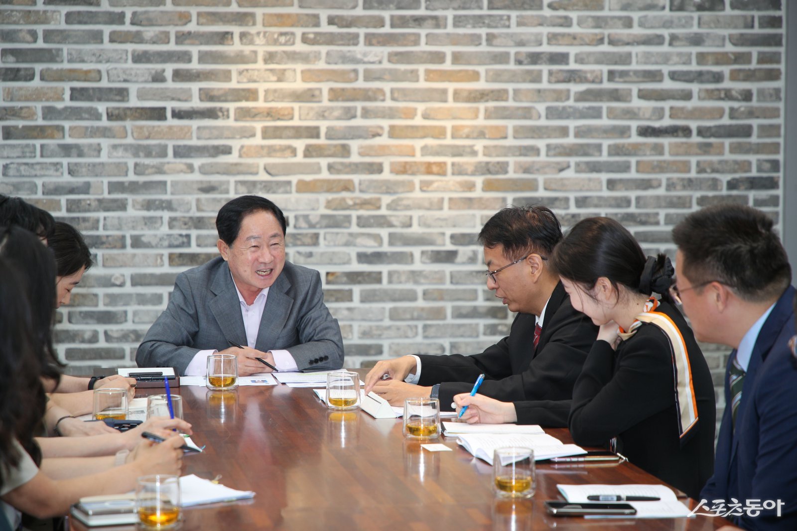 15일 차담회를 갖는 주광덕 시장(가운데)과 장펑쥐 부시장