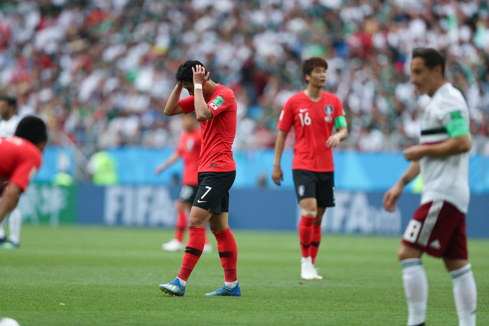 손흥민(가운데)이 멕시코와 러시아월드컵 조별리그 2차전서 기회를 놓친 뒤 아쉬워하고 있다. 사진제공|대한축구협회