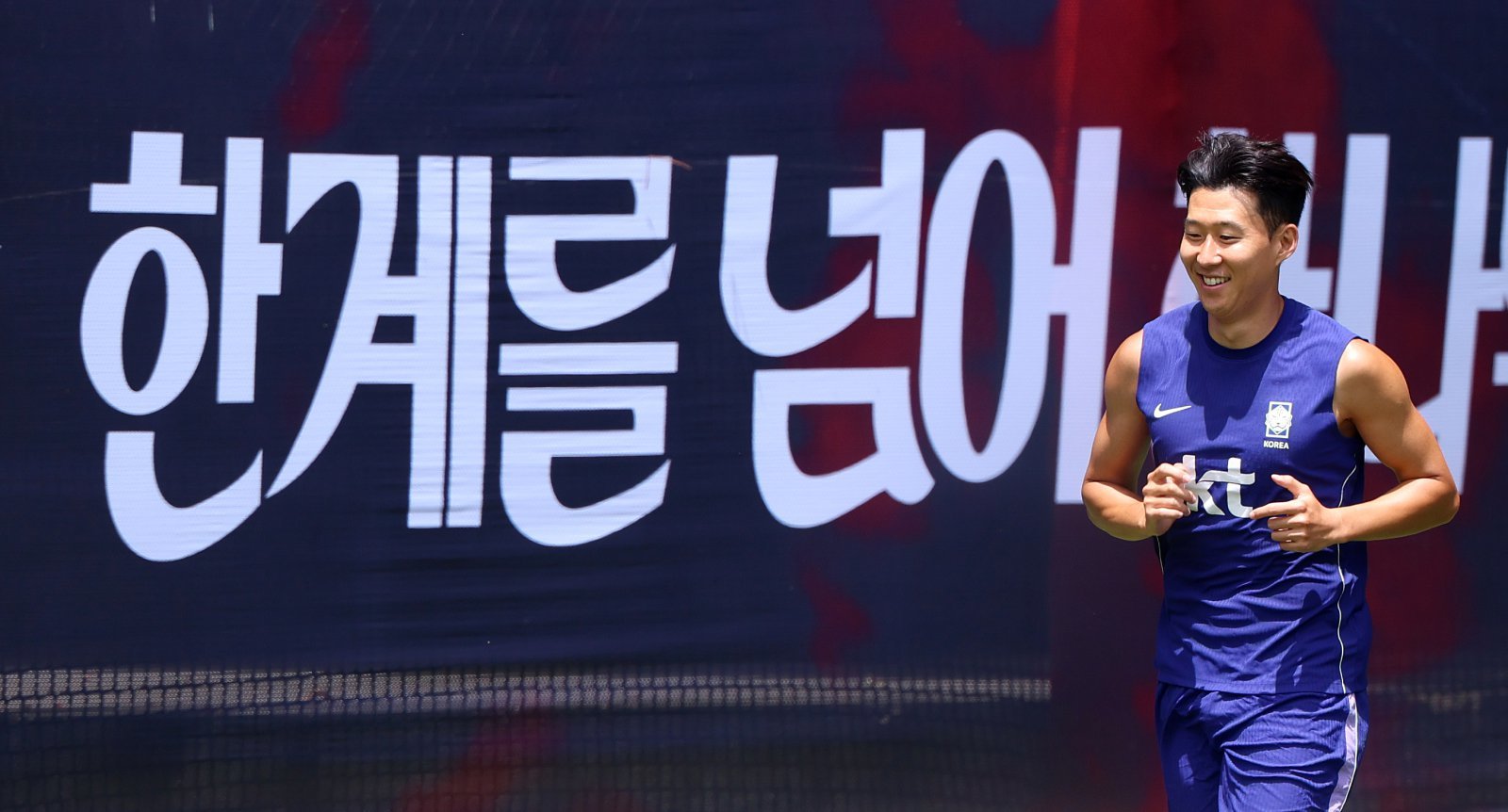 축구국가대표팀 주장 손흥민이 16일(한국시간) 멕시코 할리스코주 사포판의 치바스 베르데 바예에서 진행된 훈련에 앞서 가볍게 운동장을 돌며 몸을 풀고 있다. 사포판｜뉴시스