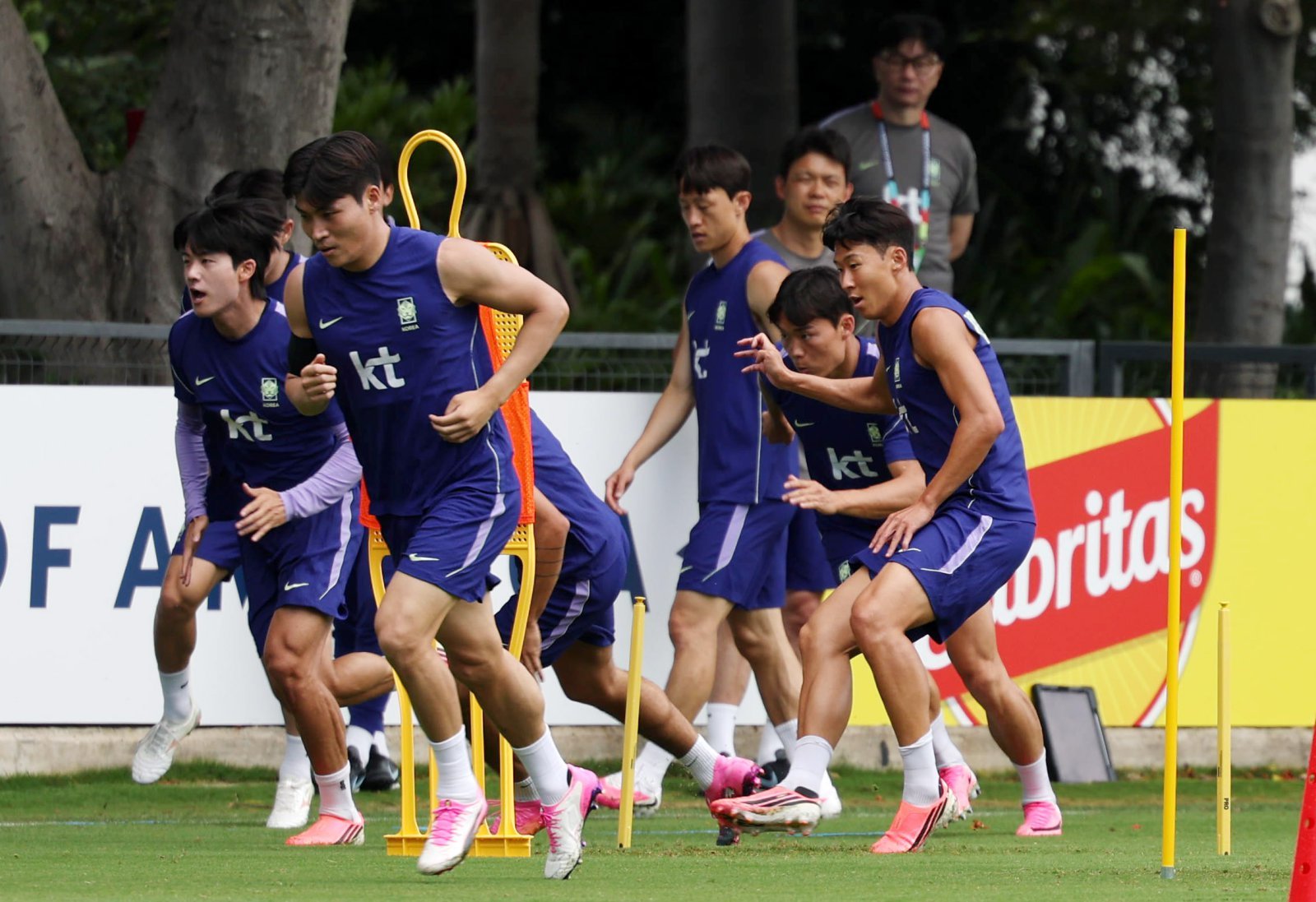축구국가대표팀 주장 손흥민이 16일(한국시간) 멕시코 할리스코주 사포판의 치바스 베르데 바예에서 진행된 훈련에서 막대기 사이를 통과하는 민첩성 훈련을 하고 있다. 사포판｜뉴시스