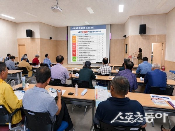 신안군은 폭염이 본격화되는 시기를 맞아 농업인 1200여 명을 대상으로 온열질환 예방 교육과 안전 홍보 활동을 추진한다고 밝혔다. 사진제공=신안군