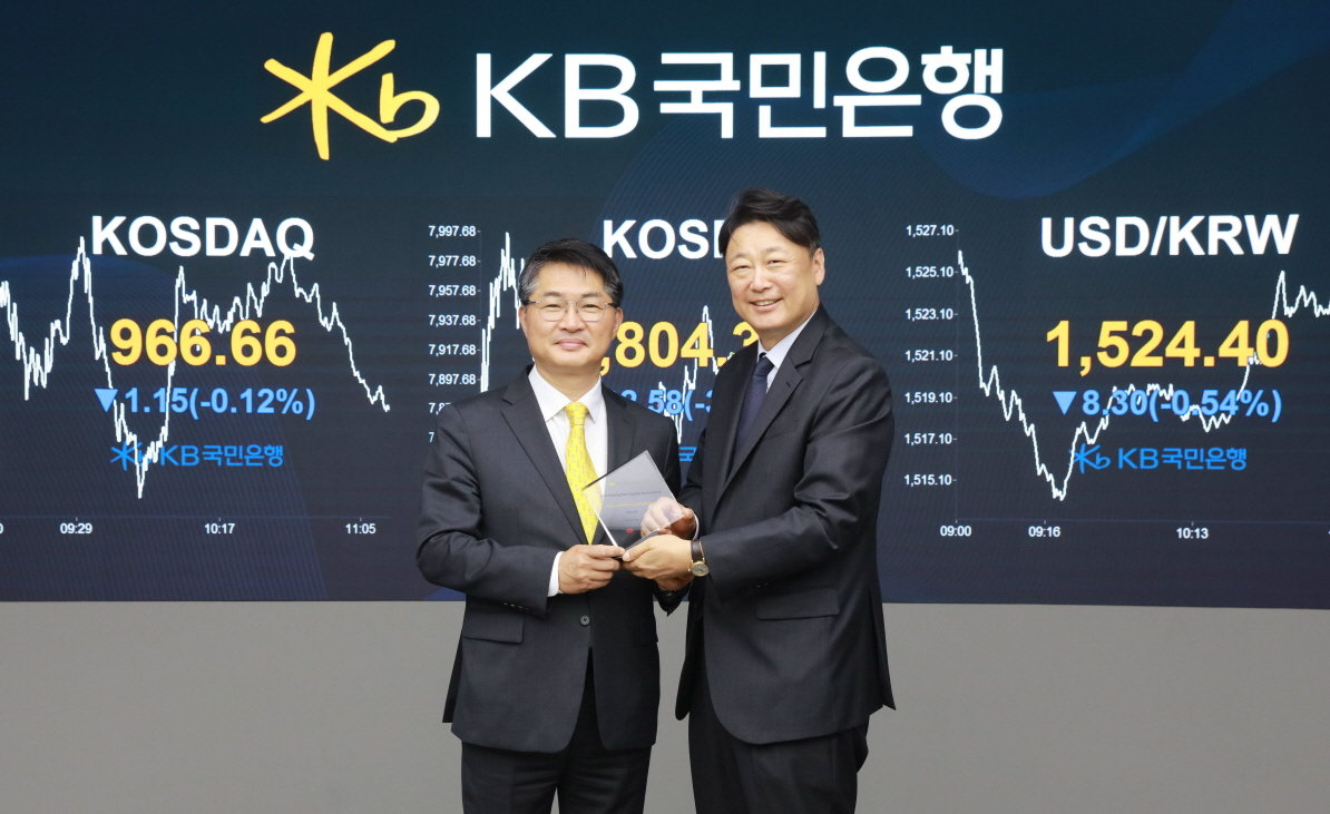 이성희 KB국민은행 자본시장사업그룹 부행장(왼쪽)과 이상호 HSBC증권 서울지점 대표. 사진제공|KB국민은행