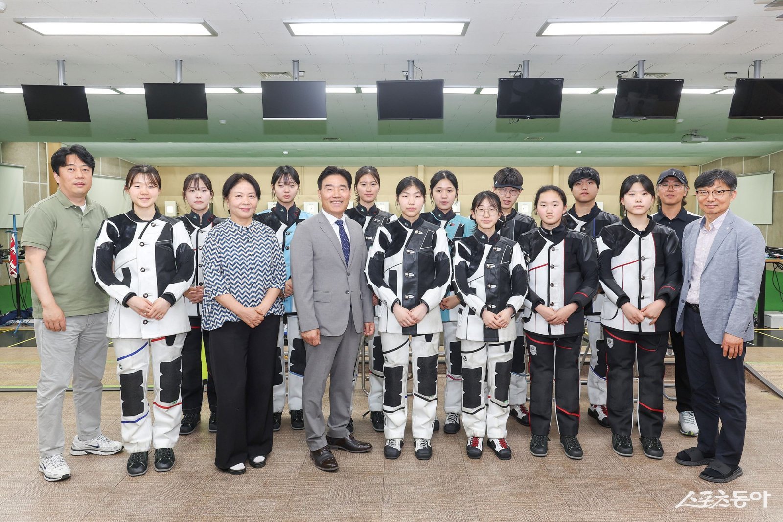 고양특례시의회 김운남 의장(앞줄 윈쪽 네번째)이 16일 주엽고등학교 사격부를 방문해 학생 선수들과 기념 촬영하고 있다.