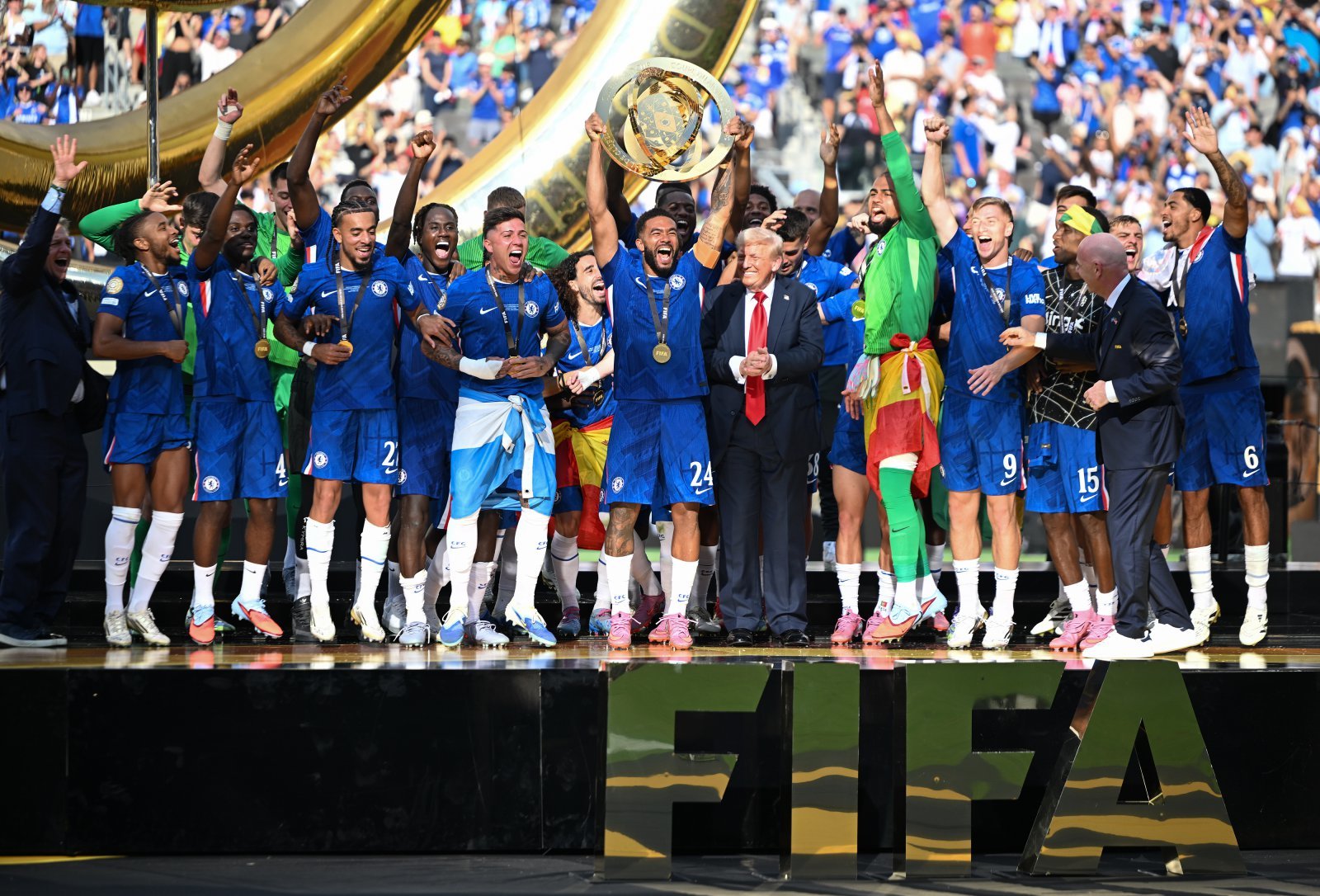 [북중미WC] 美 대통령 트럼프, FIFA 요청으로 월드컵 우승팀에게 트로피 전달한다…지난해 클럽WC에 이어 2번째로 시상대 선다
