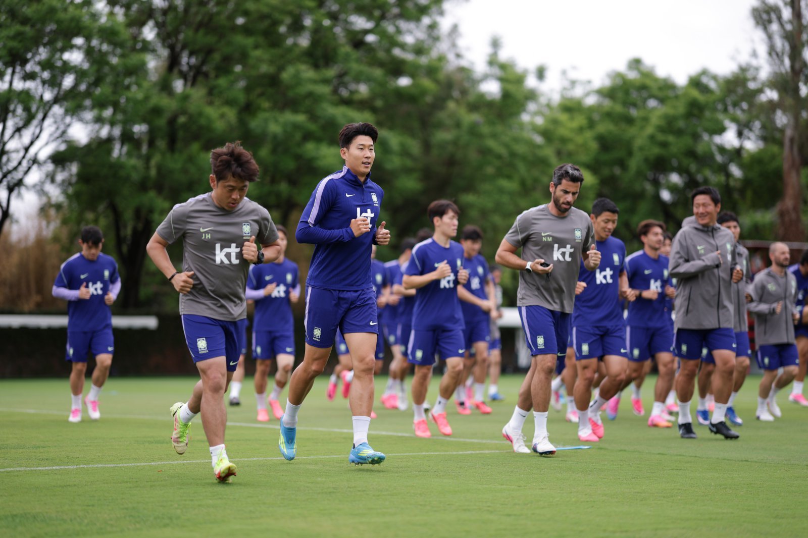 축구국가대표팀 선수들이 15일(한국시간) 멕시코 할리스코주 사포판의 치바스 베르데 바예에서 가볍게 뛰며 몸을 풀고 있다. 사진제공|대한축구협회