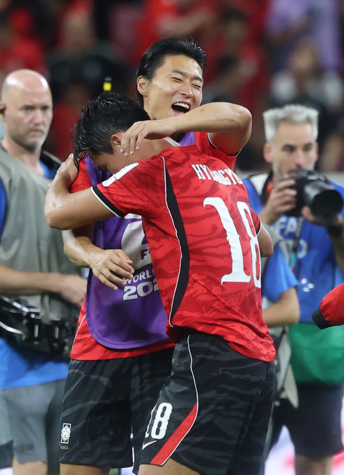 축구대표팀 오현규(오른쪽)가 12일(한국시간) 멕시코 할리스코주 과달라하라 스타디움에서 열린 체코와 북중미월드컵 조별리그 1차전서 후반 역전 결승골을 터트린 뒤 조규성의 축하를 받고 있다. 과달라하라|뉴시스