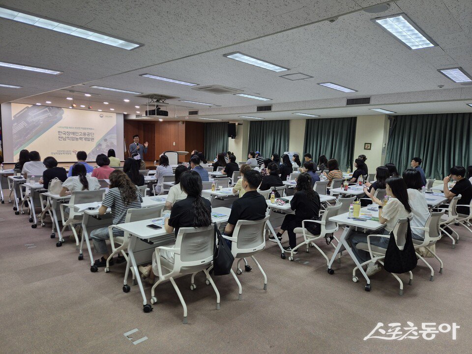 전남교육청은 17일 한국장애인고용공단 전남직업능력개발원에서 특수교육대상 학생 학부모 60명을 대상으로 ‘장애학생 진로 및 취업·창업 지원 학부모 연수’를 운영했다. 사진제공=전라남도교육청