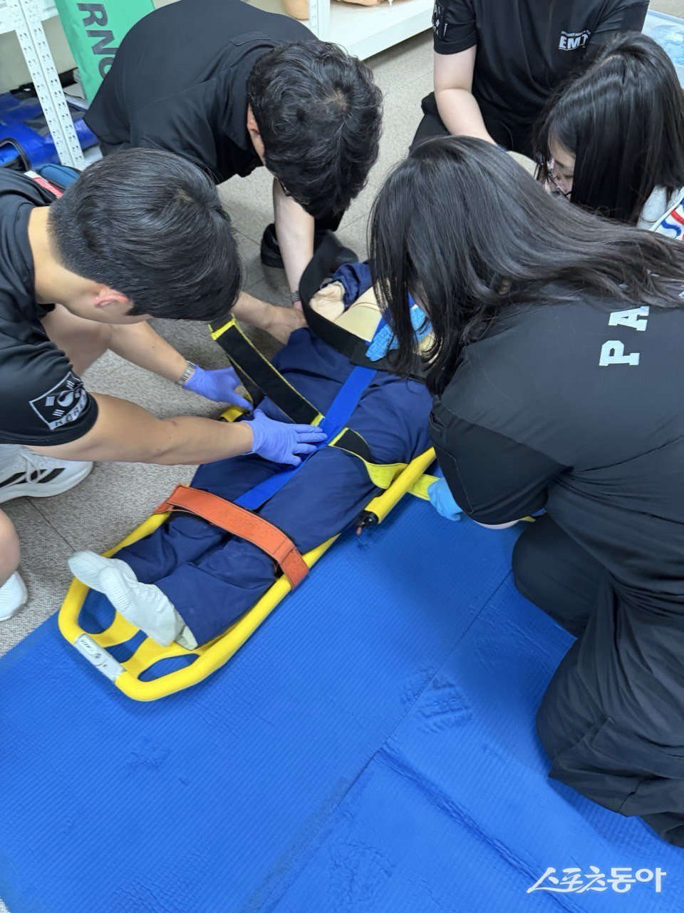 산업보건안전학과, 소방재난대응학과 학생들이 경남소방인재개발원의 첨단 교육 시설을 활용해 응급처치 실습 교육을 받고 있는 모습. (사진제공=동의과학대)