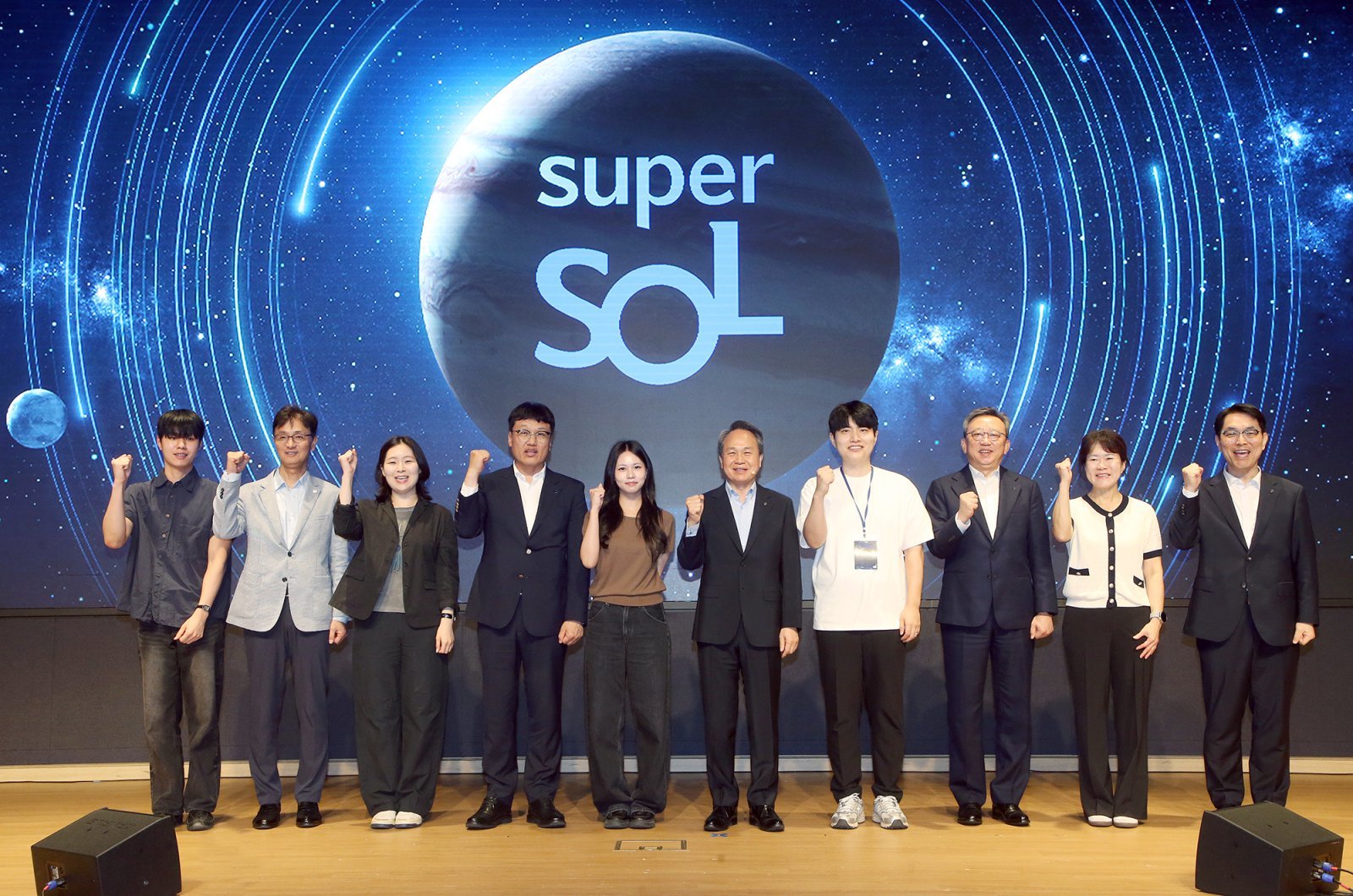 고객과 기념촬영 하고 있는 이선훈 신한투자증권 사장, 박창훈 신한카드 사장, 진옥동 신한금융 회장, 정상혁 신한은행장, 천상영 신한라이프 사장(왼쪽 2,4,6,8,10번째). 사진제공|신한금융