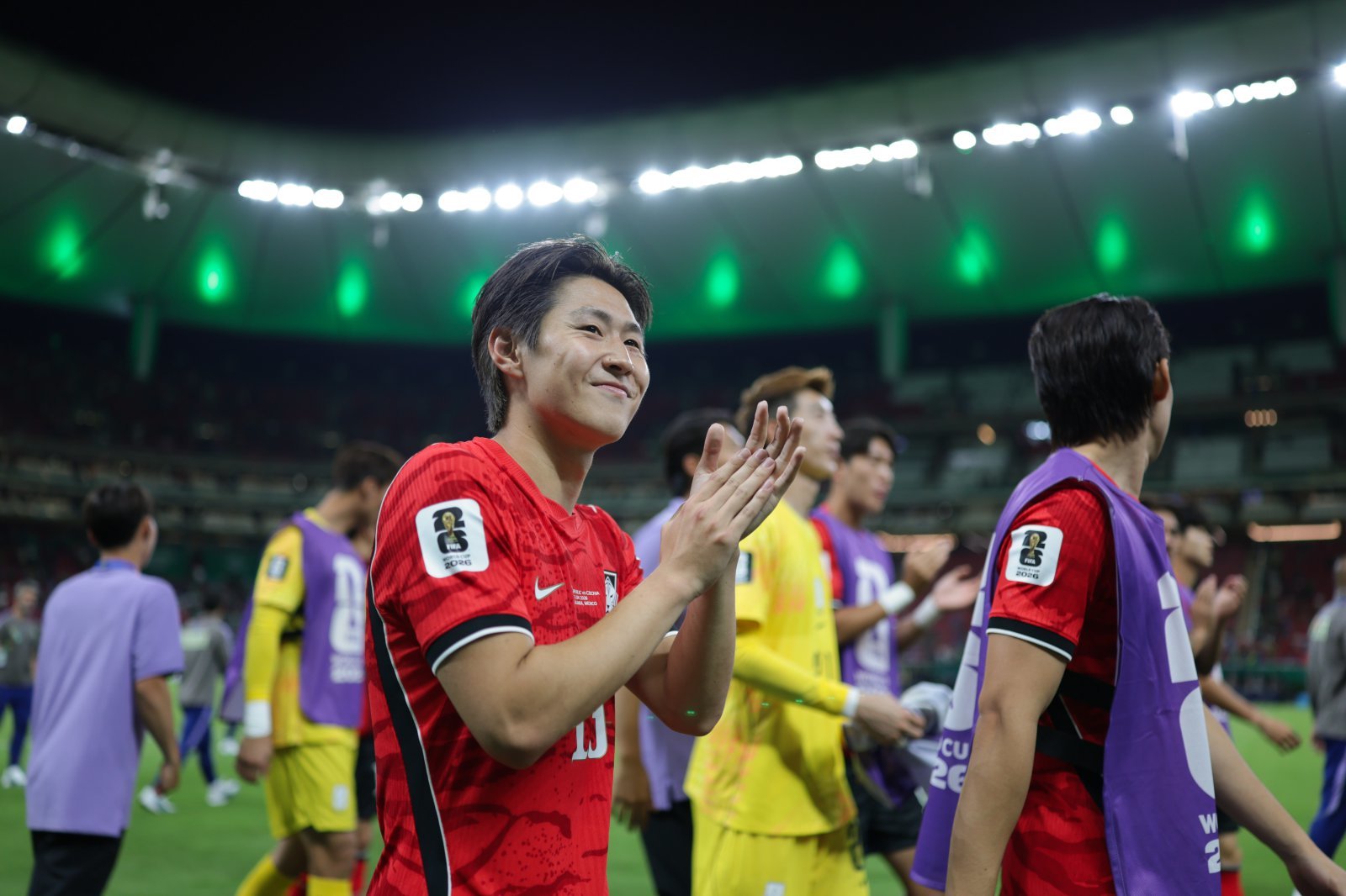 축구국가대표팀 미드필더 이강인이 12일(한국시간) 체코와 북중미월드컵 조별리그 A조 1차전을 2-1로 이긴 뒤 관중에게 인사하고 있다. 과달라하라|뉴시스