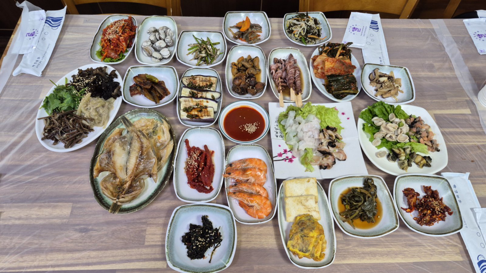 금오도 여남식당의 섬힐링밥상. 1인당 1만5000원짜리 4인상이다.                 여수 ｜ 양형모 기자