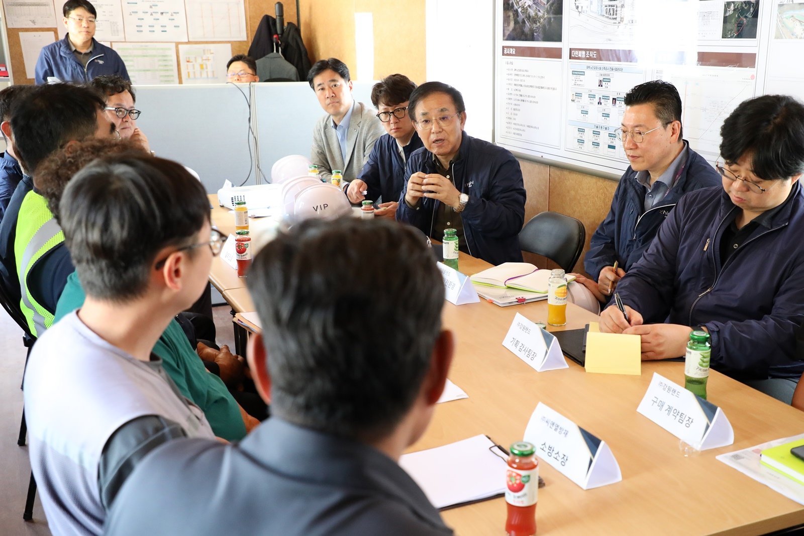 태백노인요양시설 관련 계약업체 관계자들과 간담회를 진행 중인 안광복 강원랜드 상임감사위원