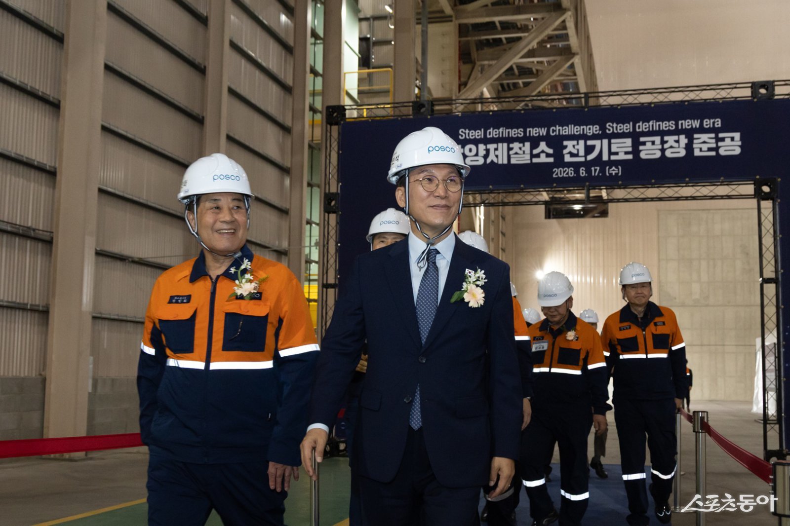 전기로 공장 준공식에 김민석 국무총리와 장인화 포스코그룹 회장이 입장하고 있다. 사진제공=광양제철소