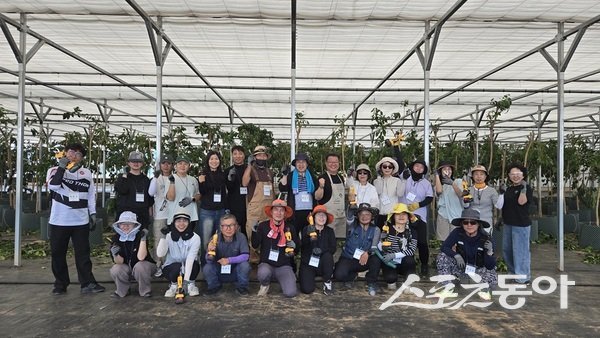 신안군은 지난 3월부터 6월까지 12주 동안 청년농업인과 귀농·귀촌인을 대상으로 커피 스마트팜 전문교육을 진행했다. 사진제공=신안군