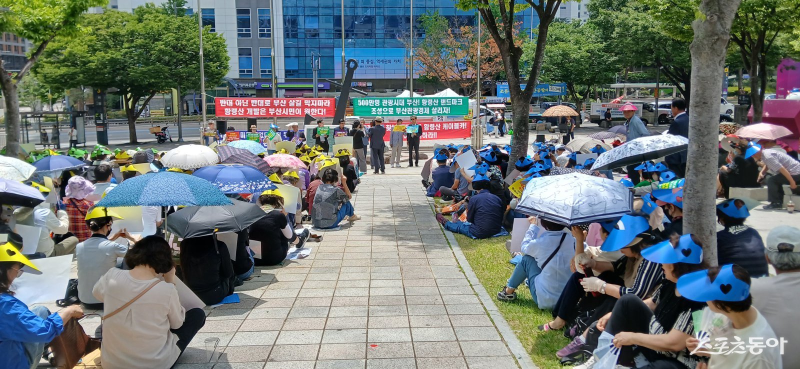 부산지역 시민·경제·관광 관련 250여개 단체가 18일 시청앞에 모여 황령산 전망대 및 케이블카 조성사업의 정상 추진을 촉구하고 있다. (사진제공=부산시민단체연대)