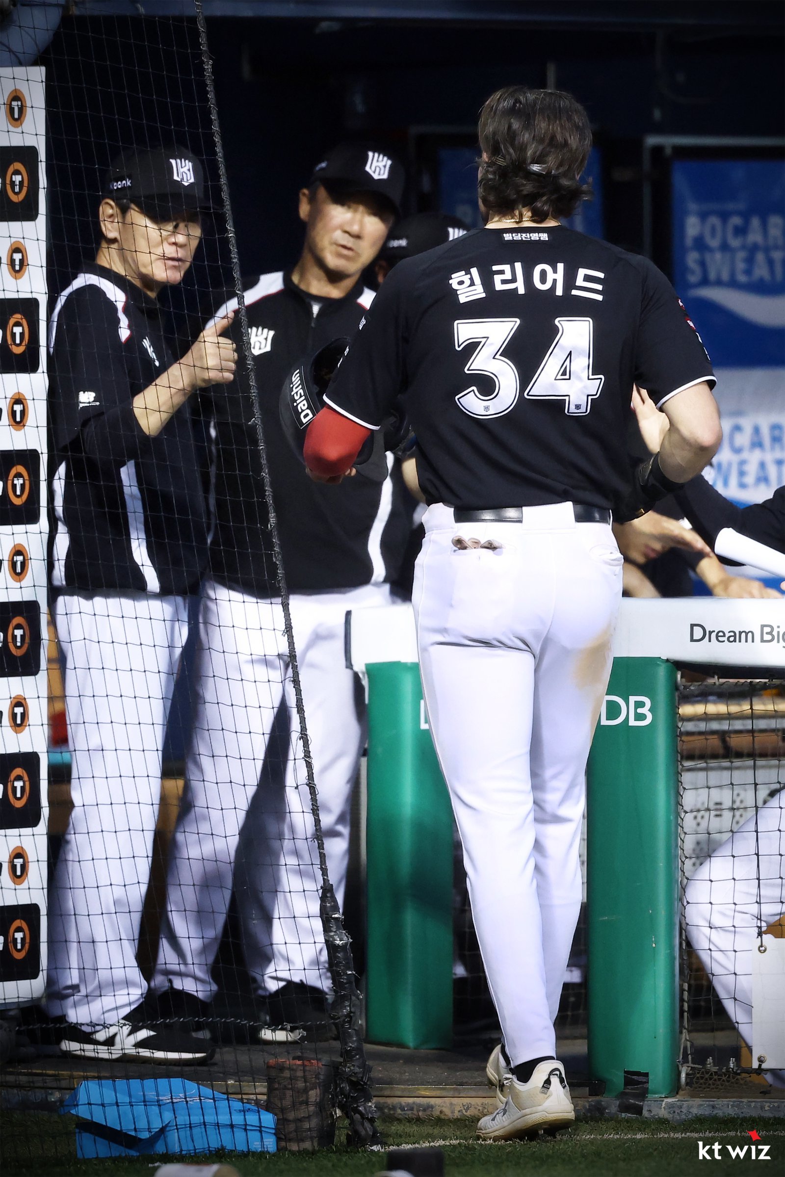 KT 샘 힐리어드(34번)은 ABS 적응에 어려움을 겪었지만, 이강철 감독(왼쪽 첫 번째)의 믿음에 보답하며 서서히 반등하고 있다. 사진제공|KT 위즈