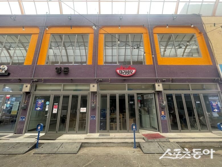 영암군은 영암읍 매일시장에 비어 있는 점포를 활용한 ‘먹거리 특화상점가’ 조성을 추진하고, 해당 공간에서 영업할 입주자 3명을 공개 모집한다고 밝혔다. 사진제공=영암군