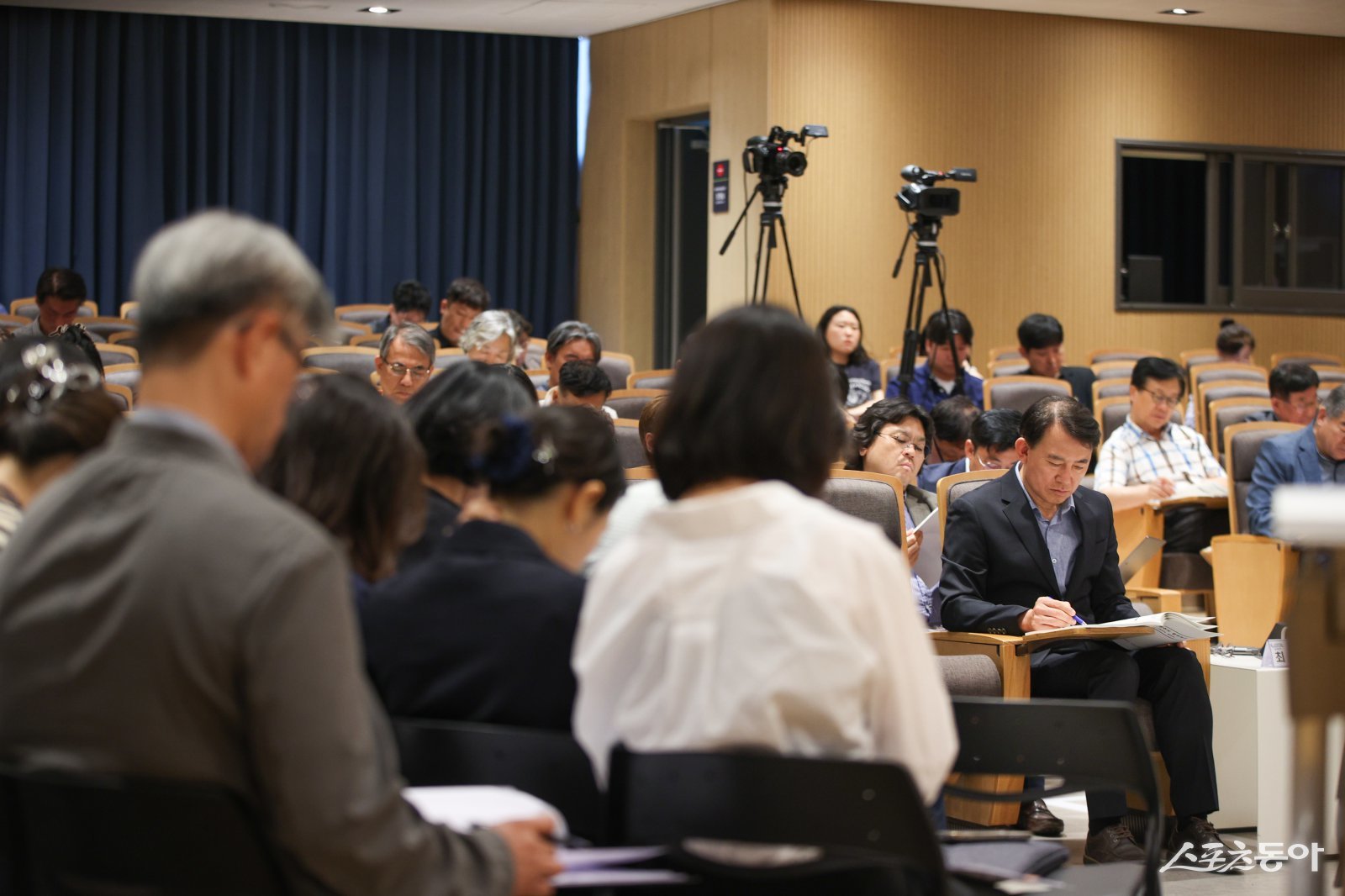 18일 민선 9기 남양주시 시민주권위원회 시정 업무보고 현장에서 보고 내용을 점검 중인 최현덕 남양주시장 당선인(오른쪽 첫번째).