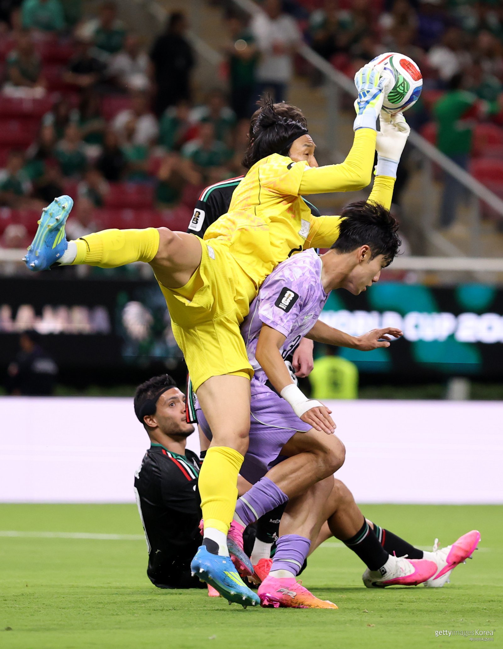 ‘치명적 실수’ 한국, 멕시코에 0-1 패배 ‘조 1위 사실상 물건너 가’