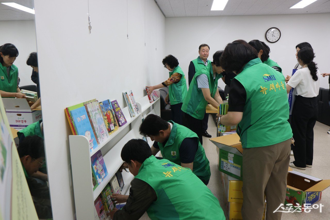 새마을문고여수시지부는 여수시도시관리공단과 함께 지난 18일 장애인국민체육센터 책뜰도서관에서 도서 기증을 하고 있다. 사진제공=새마을금고여수시지부