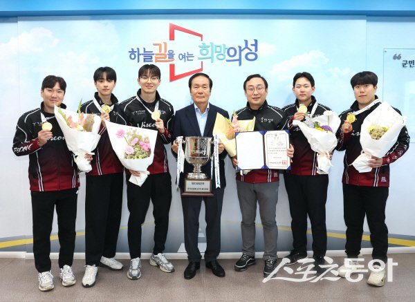 의성군청 남자 컬링팀이 ‘2026 KB금융 한국컬링선수권대회’서 우승하고 기념 촬영하고 있다. 사진제공 ㅣ 의성군