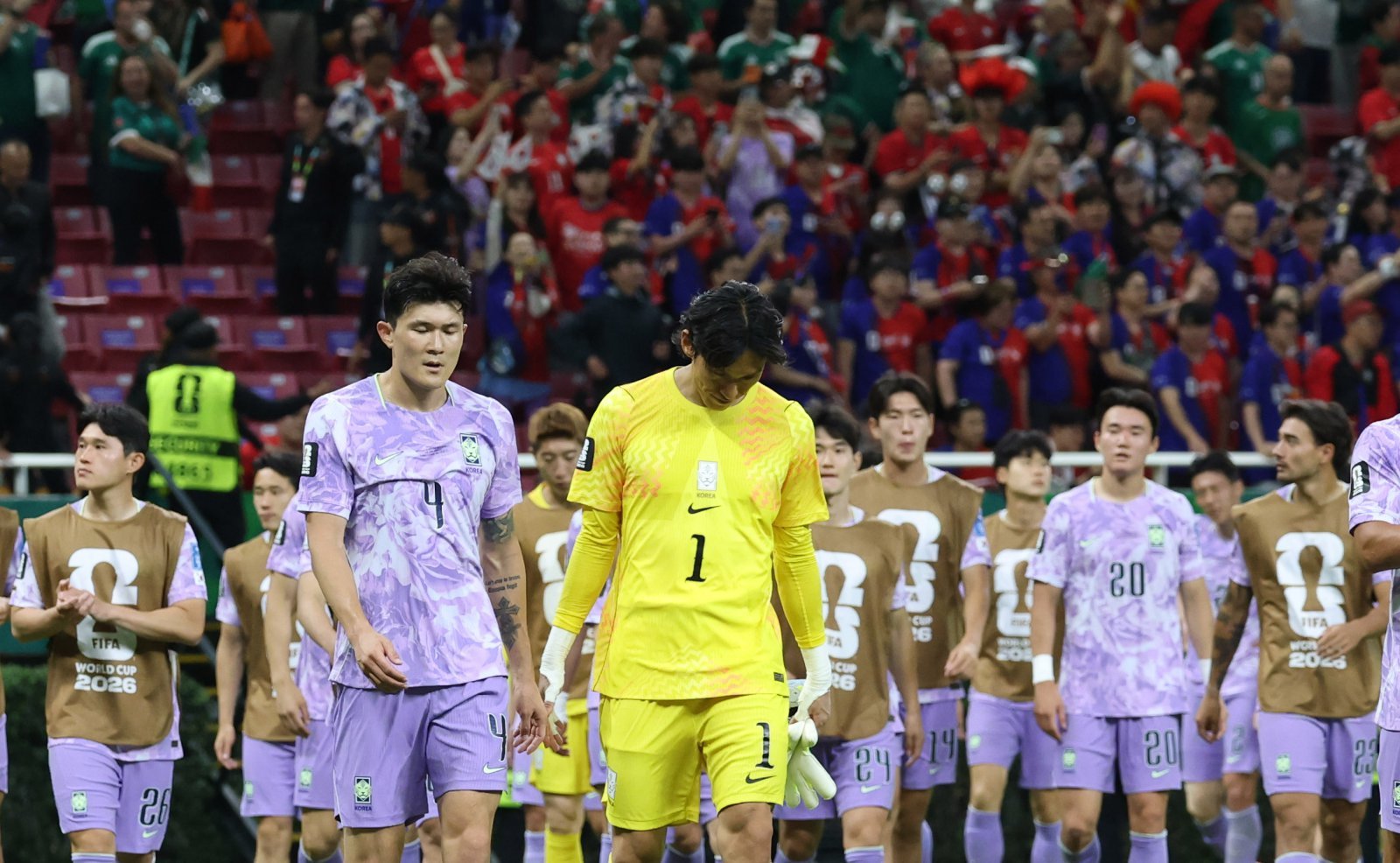 축구국가대표팀 골키퍼 김승규(1번)가 19일(한국시간) 멕시코 할리스코주 과달라하라 스타디움에서 벌어진 멕시코전서 후반 5분 캐칭 실수로 결승골을 내줘 패배한 뒤 아쉬워하고 있다. 과달라하라│뉴시스