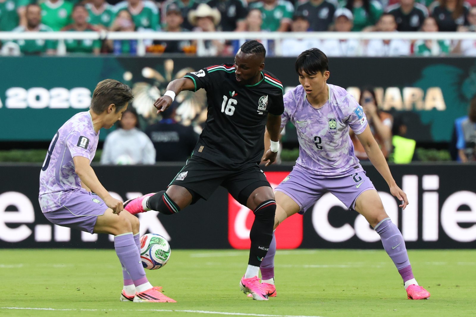 축구국가대표팀 수비수 이한범(오른쪽)이 19일(한국시간) 과달라하라 스타디움서 열린 멕시코전 도중 훌리안 퀴뇨네스(가운데)를 이강인과 함께 수비하고 있다. 과달라하라|뉴시스