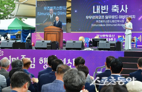 경산 자인단오제에 참석한 우호도시 우즈베키스탄 나망간시 부시장이 축사를 하고 있다. 사진제공 ㅣ 경산시
