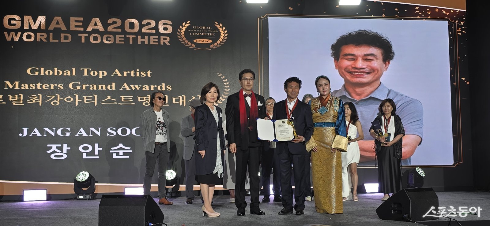 장안순 화백이 ‘2026 글로벌 최강 아티스트 명인대상’을 수상하고 기념촬영을 하고 있다. 사진=독자제공