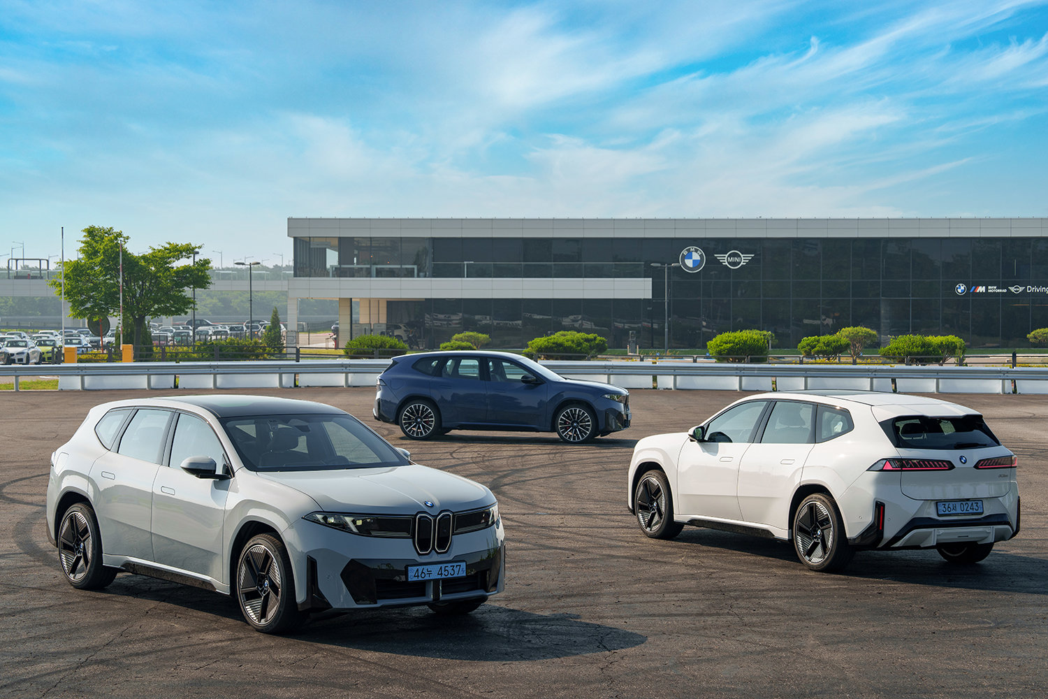 BMW 코리아가 차세대 프리미엄 순수전기 SAV ‘더 뉴 BMW iX3’를 국내 시장에 공식 출시한다. 1회 충전으로 국내 인증 기준 최대 611km를 주행할 수 있다. 사진제공|BMW 코리아