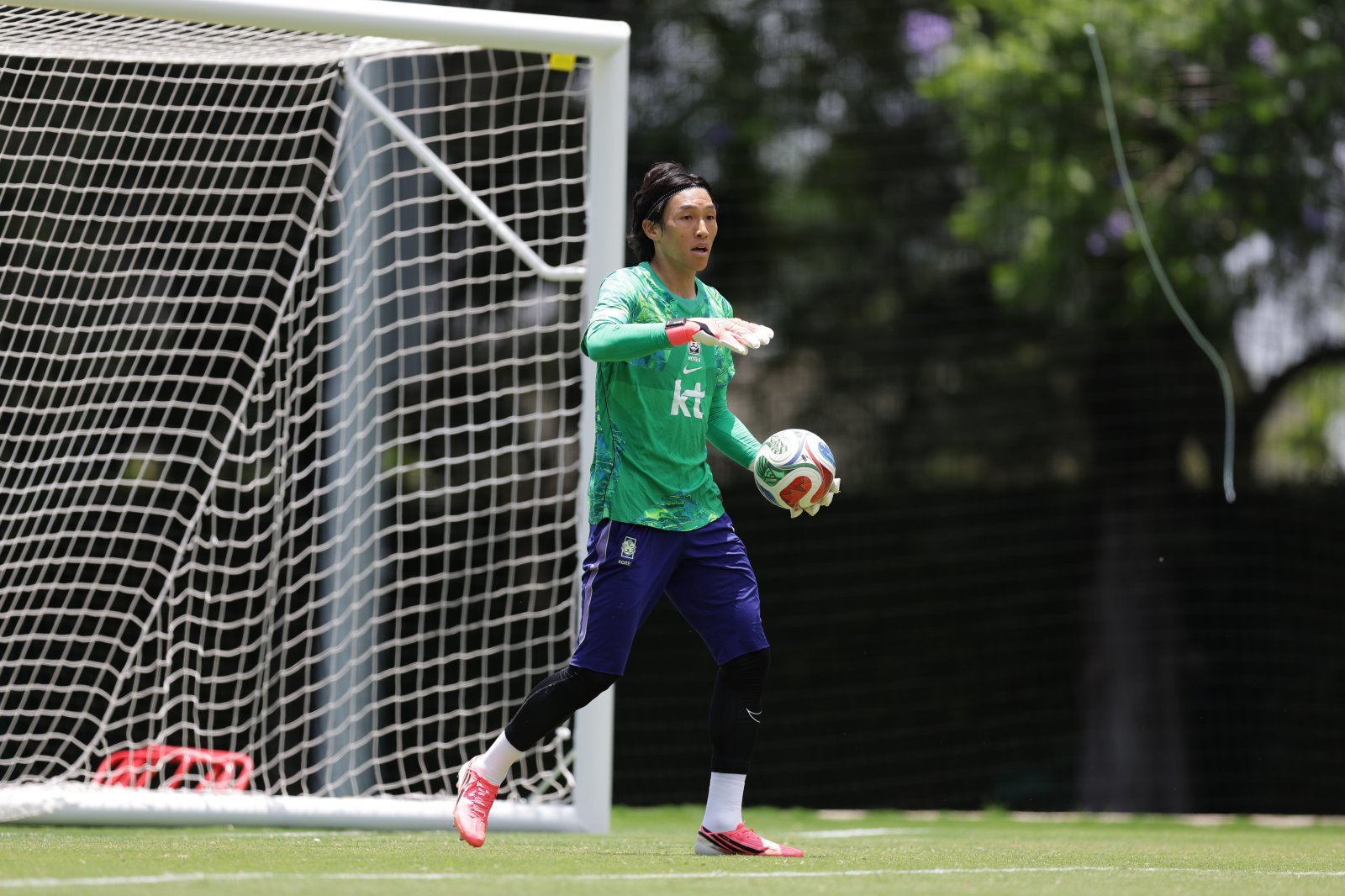축구국가대표팀 골키퍼 김승규가 17일(한국시간) 치바스 베르베 다예서 훈련 중 선수들에게 지시하고 있다. 사진제공｜사포판