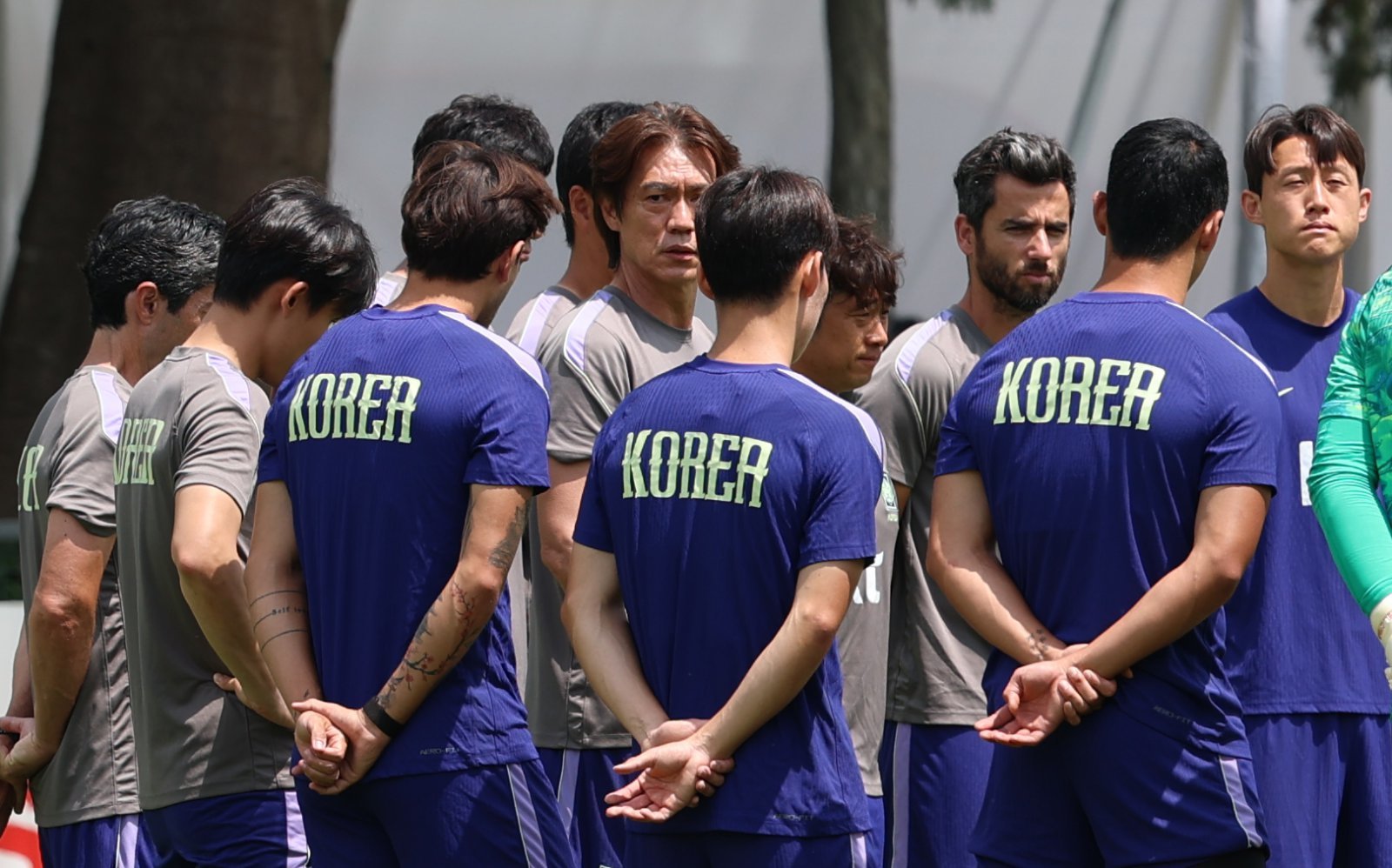 축구대표팀 홍명보 감독과 선수들이 20일(한국시간) 멕시코 할리스코주 사포판의 치바스 베르데 바예에서 회복훈련을 시작하기 전 짧은 대화를 나누고 있다. 한국은 25일 누에보레온주 몬테레이 스타디움서 열릴 남아공과 북중미월드컵 조별리그 3차전서 무승부 이상 거둬야 조 2위로 32강에 오른다. 사포판|뉴시스