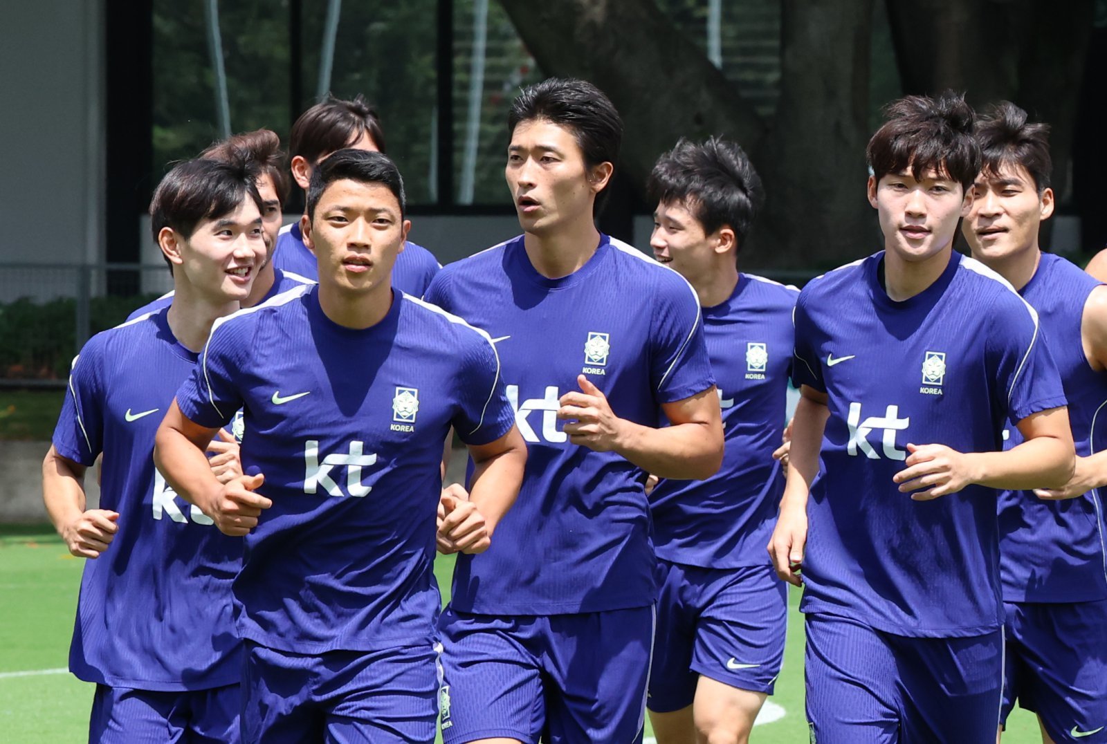축구대표팀 선수들이 20일(한국시간) 멕시코 할리스코주 사포판의 치바스 베르데 바예에서 가벼운 러닝으로 몸을 풀고 있다. 한국은 25일 누에보레온주 몬테레이 스타디움서 열릴 남아공과 북중미월드컵 조별리그 3차전서 무승부 이상 거둬야 조 2위로 32강에 오른다. 사포판|뉴시스