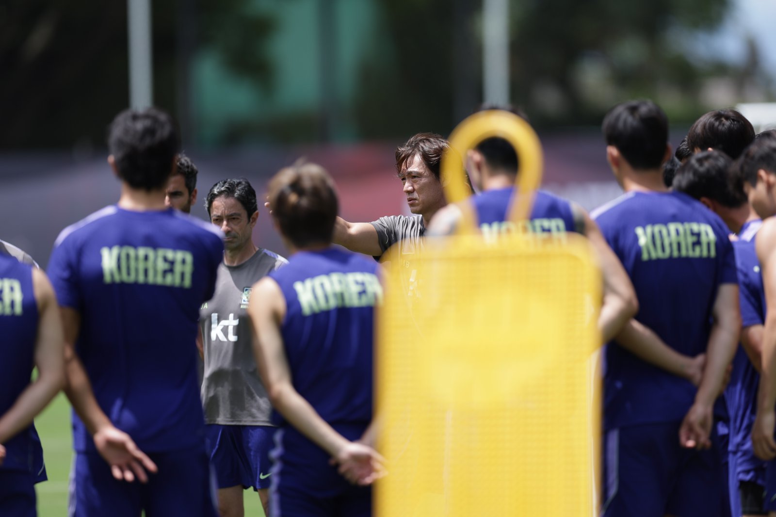 축구국가대표팀이 17일(한국시간) 치바스 베르데 바예서 훈련 전 선수들에게 연설하고 있다. 사진제공|대한축구협회