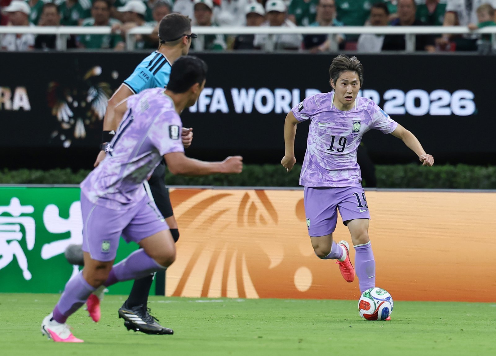 축구대표팀 이강인(19번)이 19일 멕시코 할리스코주 과달라하라 스타디움서 열린 멕시코와 북중미월드컵 조별리그 2차전 도중 드리블 돌파를 하고 있다. 월드컵 2경기서 좋은 인상을 남긴 그는 ATM과 바르셀로나의 관심을 동시에 받고 있다. 과달라하라|뉴시스