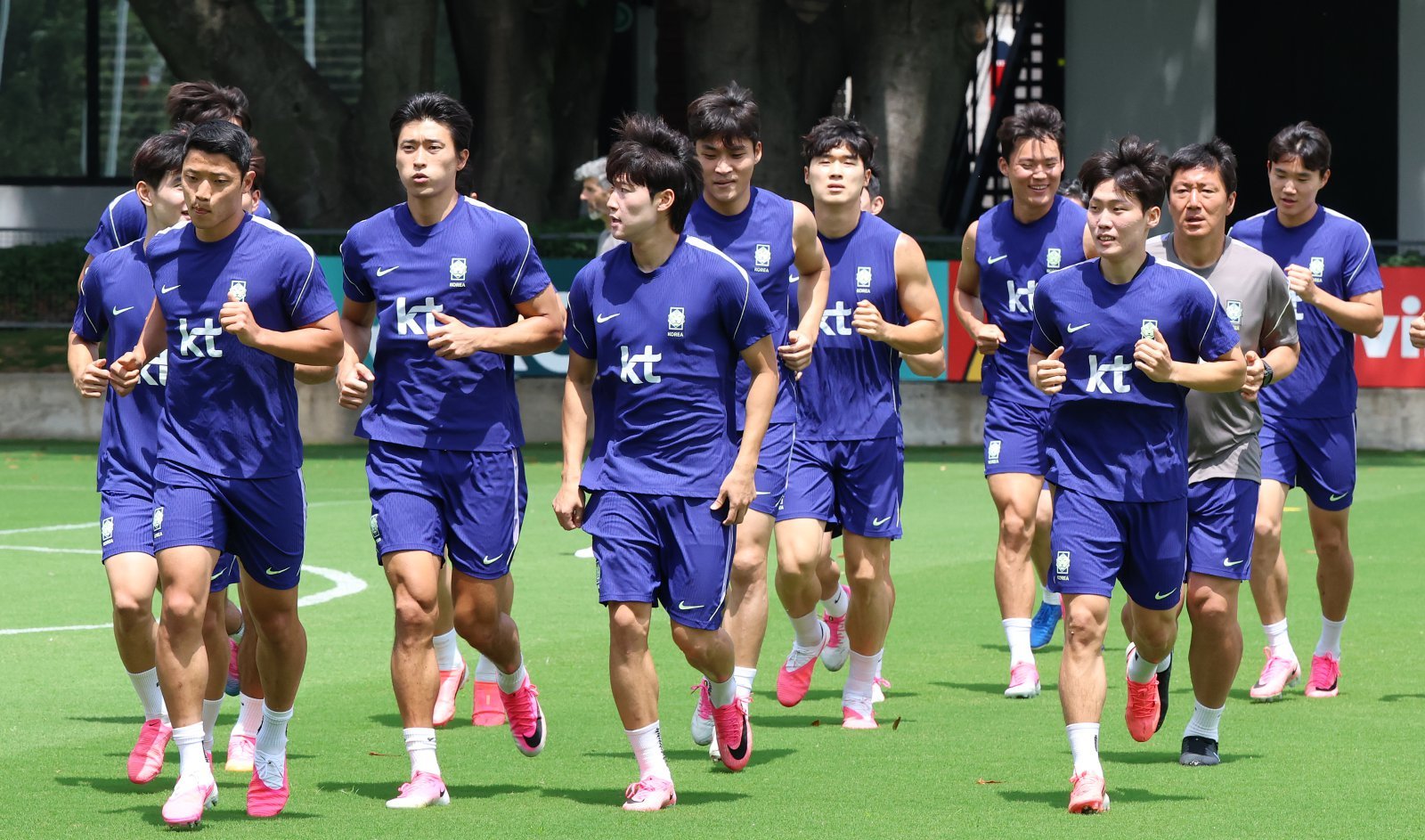 축구국가대표팀 선수들이 20일(한국시간) 치바스 베르데 바예서 가볍게 뛰며 몸을 풀고 있다. 사진제공|대한축구협회