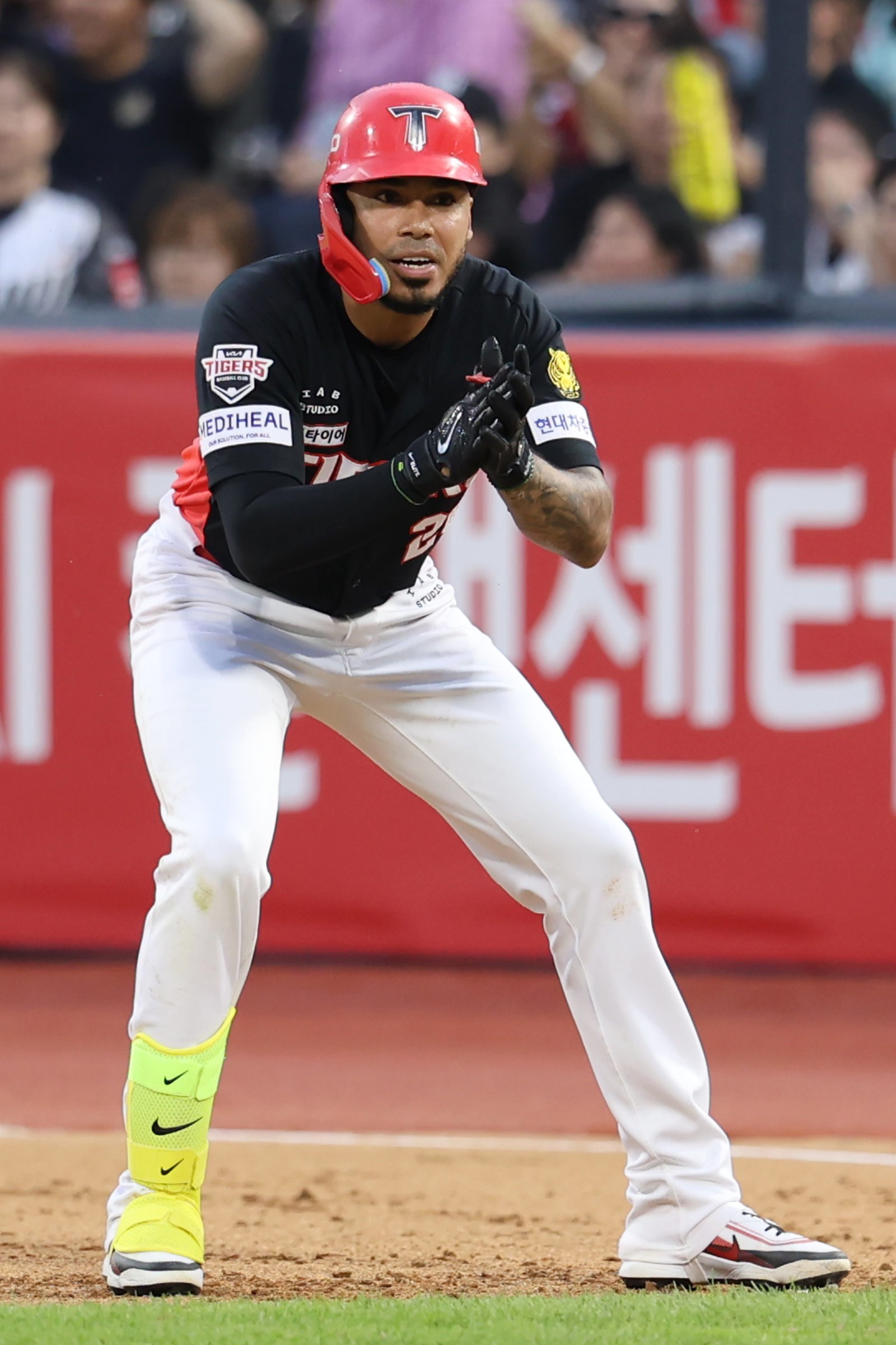 KIA 해럴드 카스트로가 21일 수원 KT전서 7회초 2타점 결승 중전 적시타를 친 뒤 세리머니를 하고 있다. 사진제공|KIA 타이거즈