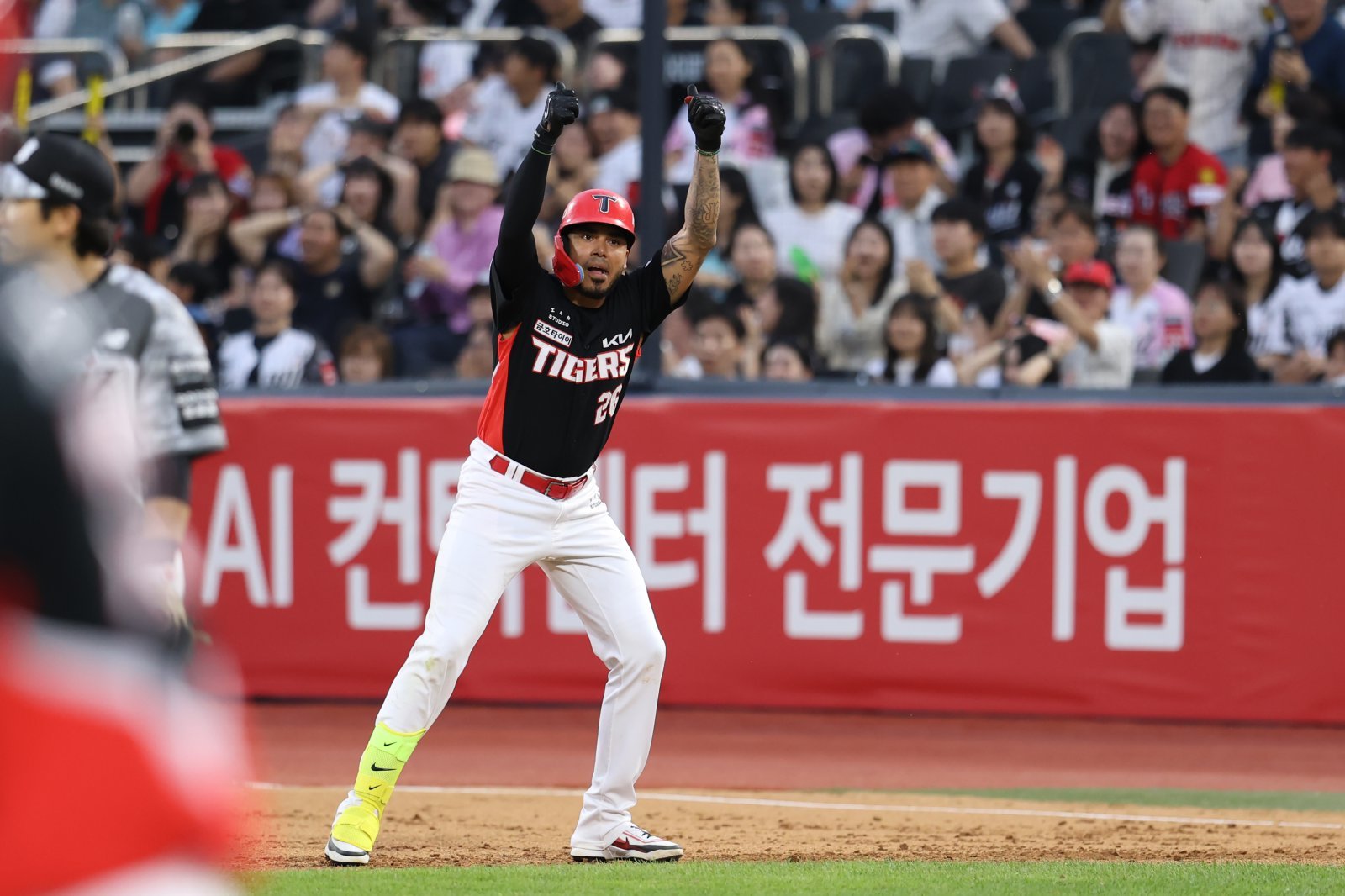 KIA 해럴드 카스트로가 21일 수원 KT전서 7회초 2타점 결승 중전 적시타를 친 뒤 세리머니를 하고 있다. 사진제공|KIA 타이거즈