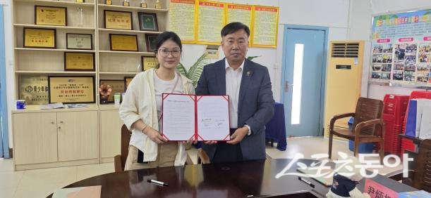 윤성현 남양주시체육회 회장(오른쪽)은 하이난성 체육 당서기 공유빈과 6월 21일 중국 하이난성 체육회 회의실에서 하이난성 체육회와 상호 교류 및 협력 강화를 위한 업무협약(MOU)을 체결하고 있다.