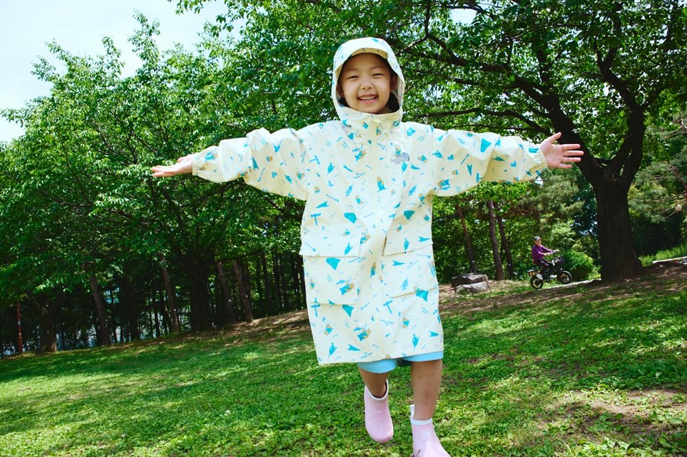 ‘노스페이스 키즈 노벨티 레인코트’를 착장한 어린이 모델 이미지