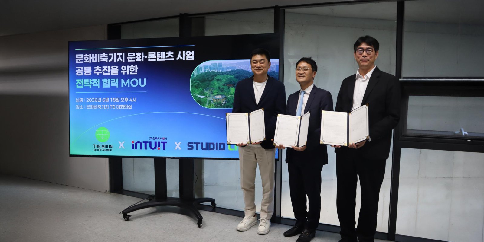 이상수 스튜디오라이프 대표와 문성억 더문엔터테인먼트 대표, 홍기정 인투잇씨앤씨 대표(왼쪽부터). 사진제공|더문엔터테인먼트