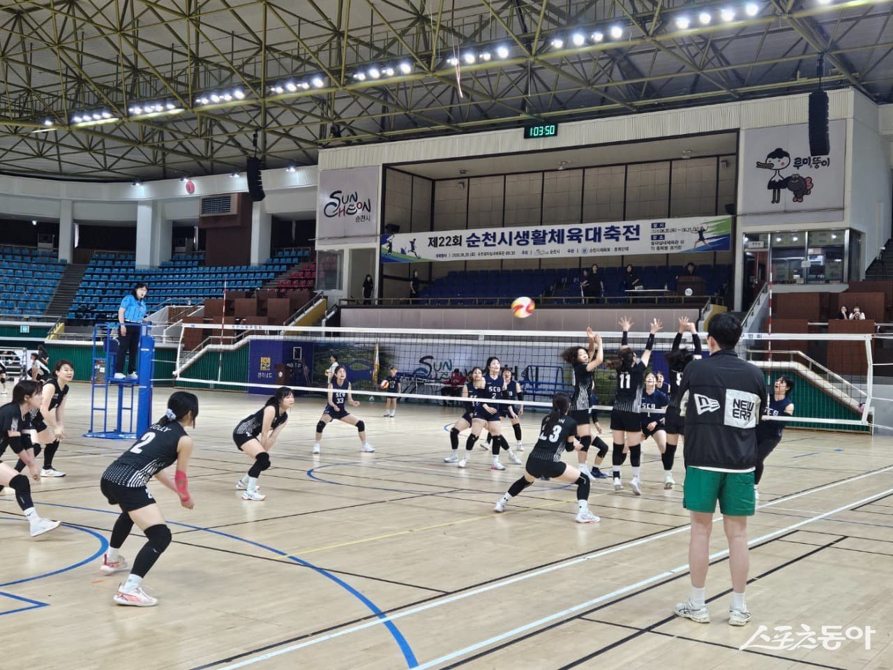 제22회 순천시생활체육대축전 기간 중 팔마실내경기장에서 배구 경기를 하고 있다. 사진제공=순천시