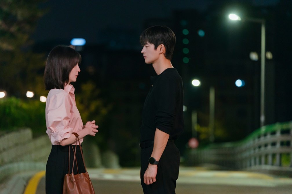서인국♥박지현, 초밀착 스킨십→눈맞춤 포착 (내일도 출근!)