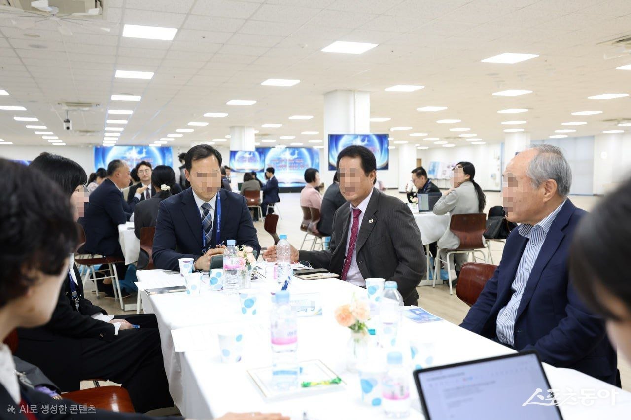 지난 4월 부산에서 열린 2026 신천지 말씀대성회 ‘목회자 사회 나눔과 교류 세션’에서 참가자들이 서로 교류하고 있다. (사진제공=신천지 부산야고보지파)